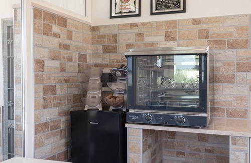 Polignano a Mare Apartment | Room 'Alba Rossa' with Shared Pool, Wi-Fi and Air Conditioning