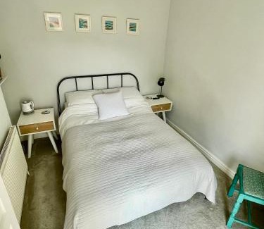 Wellington House | Room at Private House