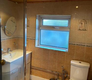 Birmingham House | ROOM B, Comfortable Double Room with shared spaces