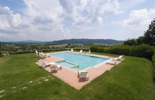 Massa Marittima Apartment | Room 'Camera 3' with Shared Pool, Shared Garden and Air Conditioning