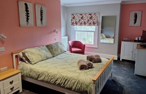 Cranleigh House | Room-comfortable Guest Room With a Bath