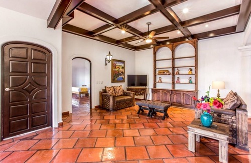 Ajijic Bed & Breakfast | Room "El Guayabo" Caroline Bella
