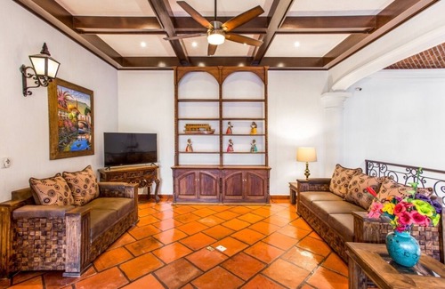 Ajijic Bed & Breakfast | Room "El Guayabo" Caroline Bella