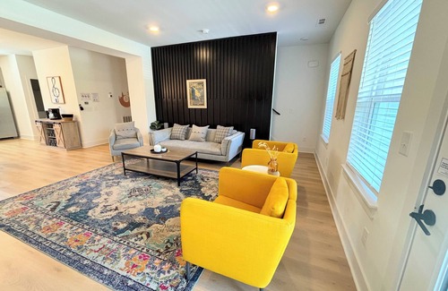 Donelson House | Room for everyone: 3 queen bedrooms & 3.5 baths sleep 10 in comfort. Stay entertained: game room with board games & smart TV after Broadway & Opry adventures. Free driveway parking Fast Wi-Fi & workspace Kid-friendly: crib, toys,