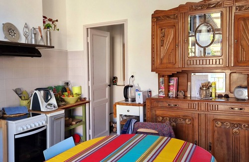 Valreas Bed & Breakfast | Room for rent in 1930s house