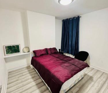 Uxbridge South House | Room for stay with shared facilities