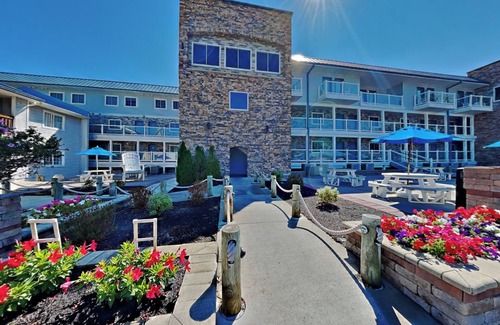 Put-in-Bay Condo | Room for You and Your Friends - 4 BR Directly on Lake Erie max 12 ppl CON 202