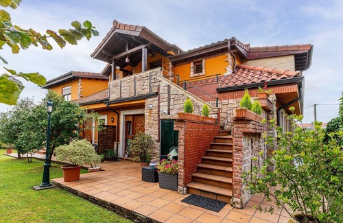 Marina de Cudeyo Apartment | Room 'Girasol' with Mountain View, Shared Terrace and Wi-Fi
