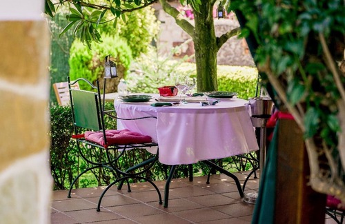 Marina de Cudeyo Apartment | Room 'Girasol' with Mountain View, Shared Terrace and Wi-Fi