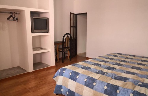 Del Cerrillo House | Room in House - Awesome King Room In City Center