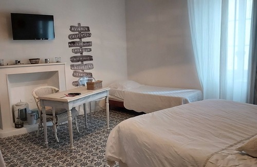 Serignan-du-Comtat Bed & Breakfast | Room in village house, 1st floor