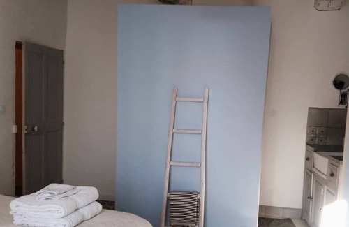Serignan-du-Comtat Bed & Breakfast | Room in village house, 1st floor