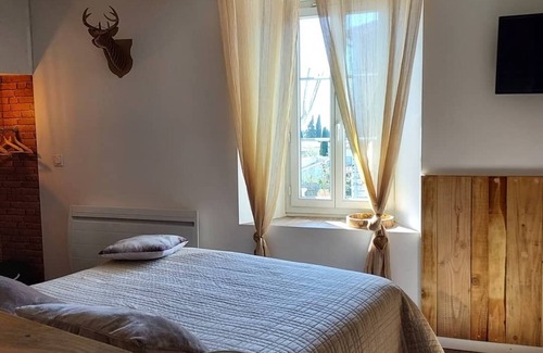 Serignan-du-Comtat Bed & Breakfast | Room in village house