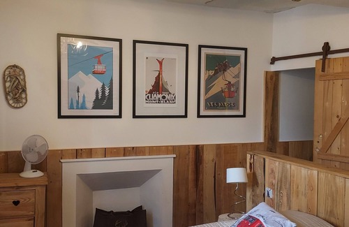 Serignan-du-Comtat Bed & Breakfast | Room in village house