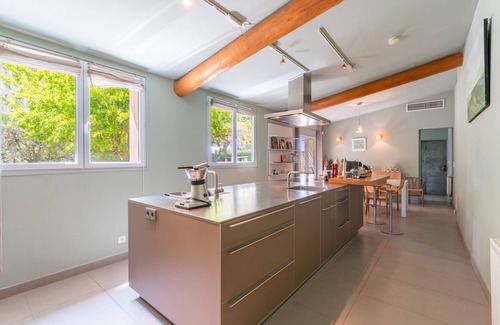Saint-Andiol Apartment | Room 'Jemmy' with Shared Garden, Wi-Fi and Air Conditioning