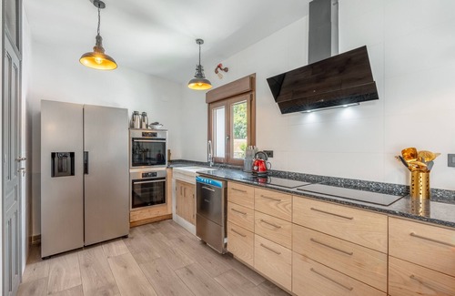 Murchas Apartment | Room 'La Boheme 7' with Mountain View, Wi-Fi and Air Conditioning