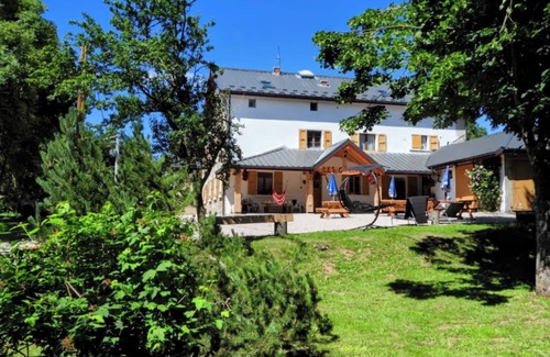 Vassieux-en-Vercors Apartment | Room 'Les Carlines 4' with Mountain View, Shared Terrace and Wi-Fi