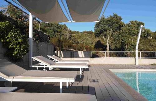 Aglientu Apartment | Room 'Li Pireddi' with Shared Pool, Private Garden and Air Conditioning
