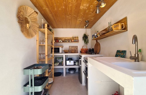 Plaissan Bed & Breakfast | Room n°1 in Villa SCL - Summer kitchen - Heated swimming pool Jacuzzi - Terrace
