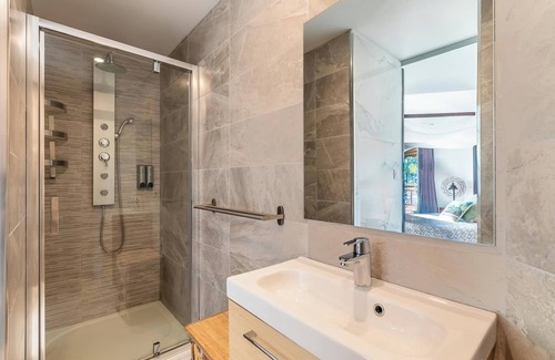Plaissan Bed & Breakfast | Room n°1 in Villa SCL - Summer kitchen - Heated swimming pool Jacuzzi - Terrace