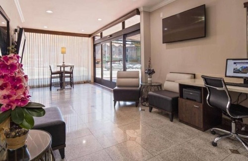 Hollywood Hotel | Room Near Iconic Hollywood Attractions Like Runyon Canyon & More