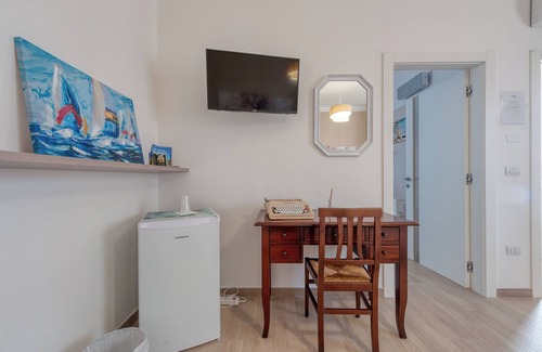 Squinzano Apartment | Room 'Nel Blu Dipinto Di Blu' with Shared Terrace, Wi-Fi and Air Conditioning