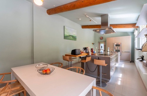 Saint-Andiol Apartment | Room 'Octavie' with Shared Garden, Wi-Fi and Air Conditioning