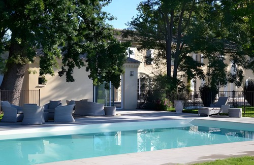 Saint-Andiol Apartment | Room 'Octavie' with Shared Garden, Wi-Fi and Air Conditioning
