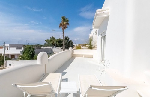 Porto Cesareo Apartment | Room 'Valentino Luxury - 01' with Sea View, Wi-Fi and Air Conditioning