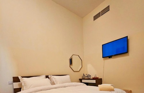 Jumeira 1 Apartment | Room with bathroom near beach walk la mer beach Oima leasing property