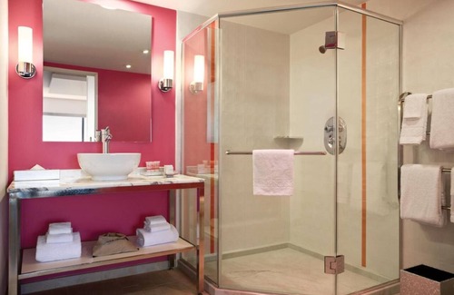 Las Vegas Strip Hotel | Room with One Bed at a Hotel