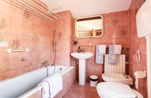 San Donato-San Vitale House | Room with private bathroom, separate entrance