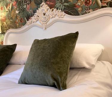Llandudno Bed & Breakfast | Roomours Hotel with Private Car Park