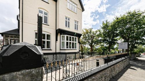 Llandudno Bed & Breakfast | Roomours Hotel with Private Car Park