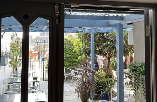 Waterlooville Hotel | Rooms at 73