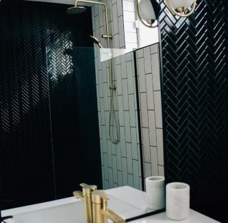 Leeton Apartment | Rooms of Renown - The Gilded Globe