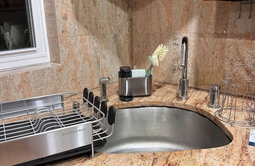 North Valley Stream House | Roomy 4BR 8 min to JFK