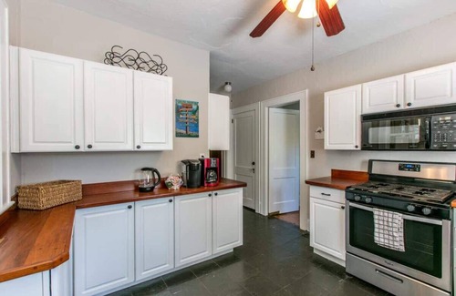 Druid Hills House | Roomy 5BR Bungalow w/Backyard | Close to Downtown