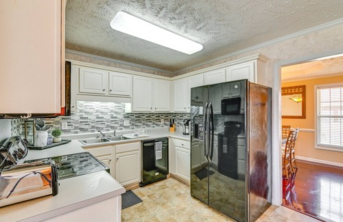 Fayetteville House | Roomy Fayetteville Home Rental w/Screened Porch!