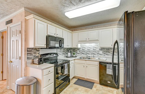 Fayetteville House | Roomy Fayetteville Home Rental w/Screened Porch!