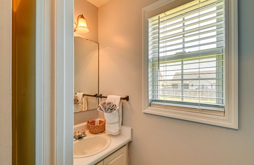 Fayetteville House | Roomy Fayetteville Home Rental w/Screened Porch!