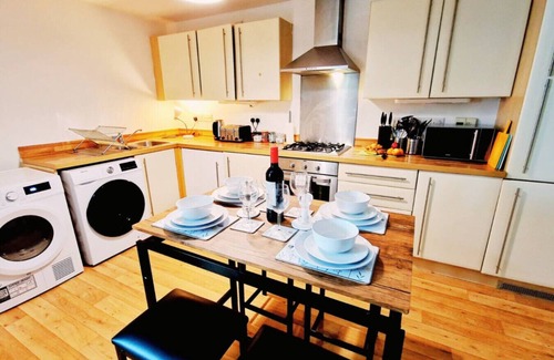 Telford House | Roomy Spark Home with Parking, Garden, Wi-Fi
