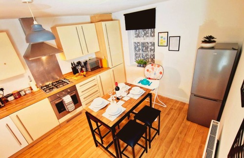 Telford House | Roomy Spark Home with Parking, Garden, Wi-Fi