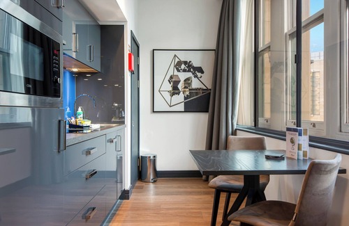 Manchester City Centre Apartment | Roomzzz Manchester Victoria