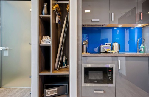 Manchester City Centre Apartment | Roomzzz Manchester Victoria