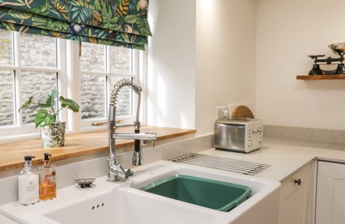 Thornton Dale Cottage | RORTY CRANKLE, pet friendly, with open fire in Thornton Dale