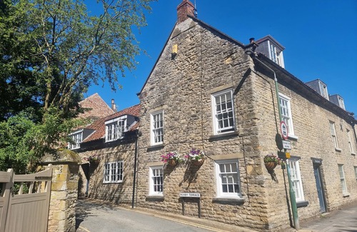 Thornton Dale Cottage | RORTY CRANKLE, pet friendly, with open fire in Thornton Dale