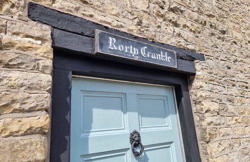 Thornton Dale Cottage | RORTY CRANKLE, pet friendly, with open fire in Thornton Dale