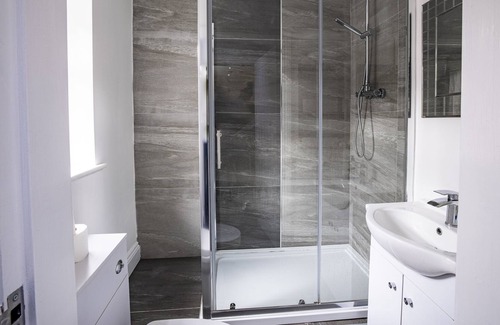 Middlesbrough House | Roscoe House 4 Bedrooms