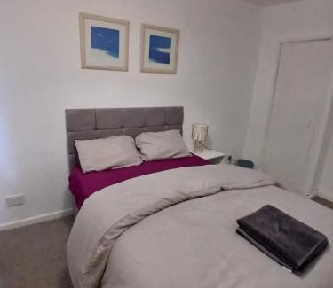 Walsall House | Rose Cottage-4 BED HOUSE FOR CONTRACTORS & FAMILIES Close to M6, J10-NO PARTIES ALLOWED